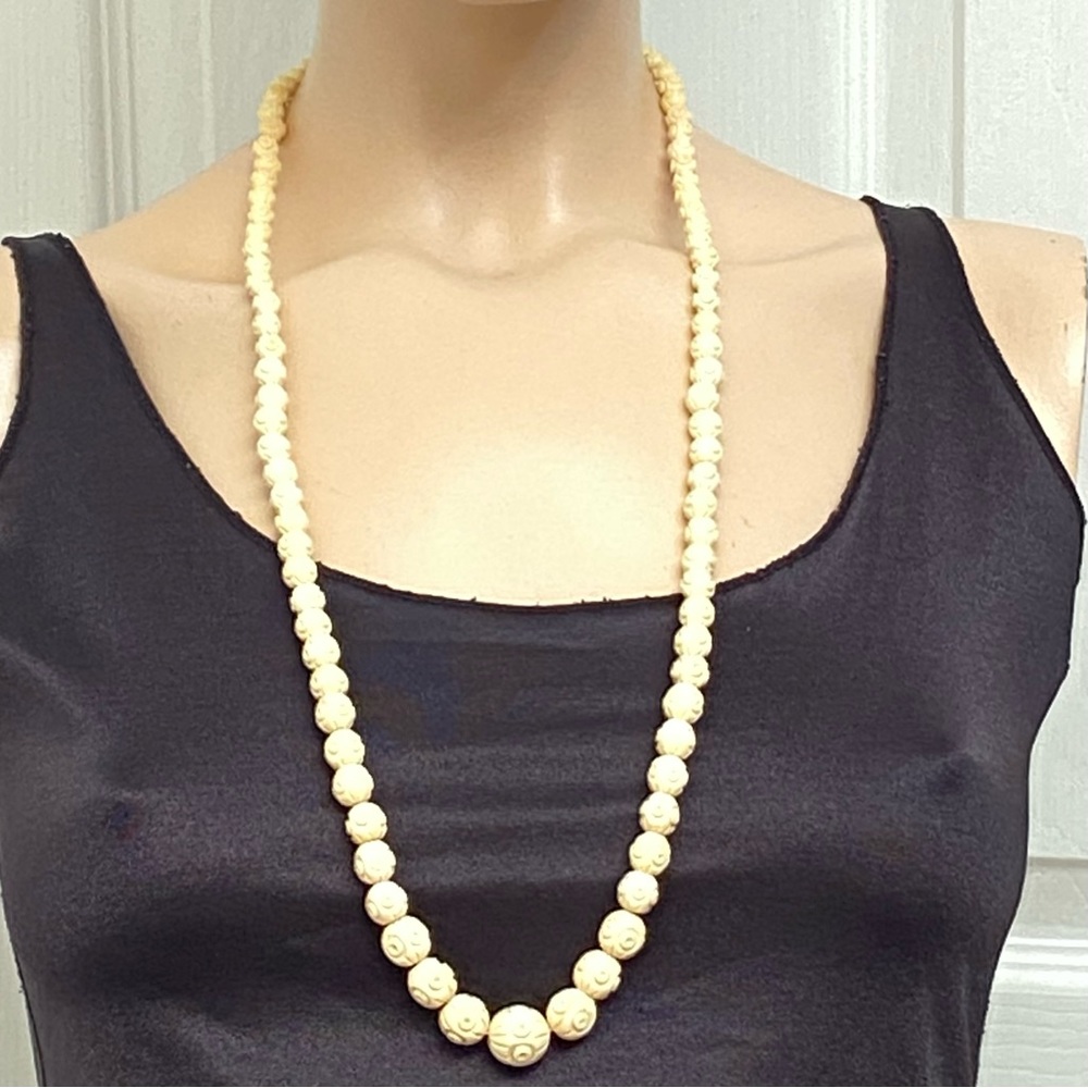 Art Deco carved Celluloid Ivory Bakelite beads antique screw style clasp. Used.
